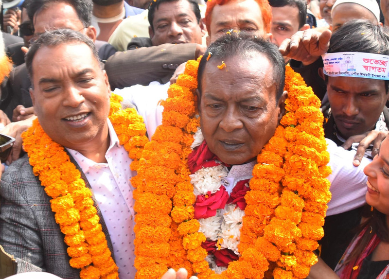 "BNP leader Moklesur Rahman Bablu receives a warm welcome with flowers from party activists after his release from Rajshahi Jail." Photo: V7N